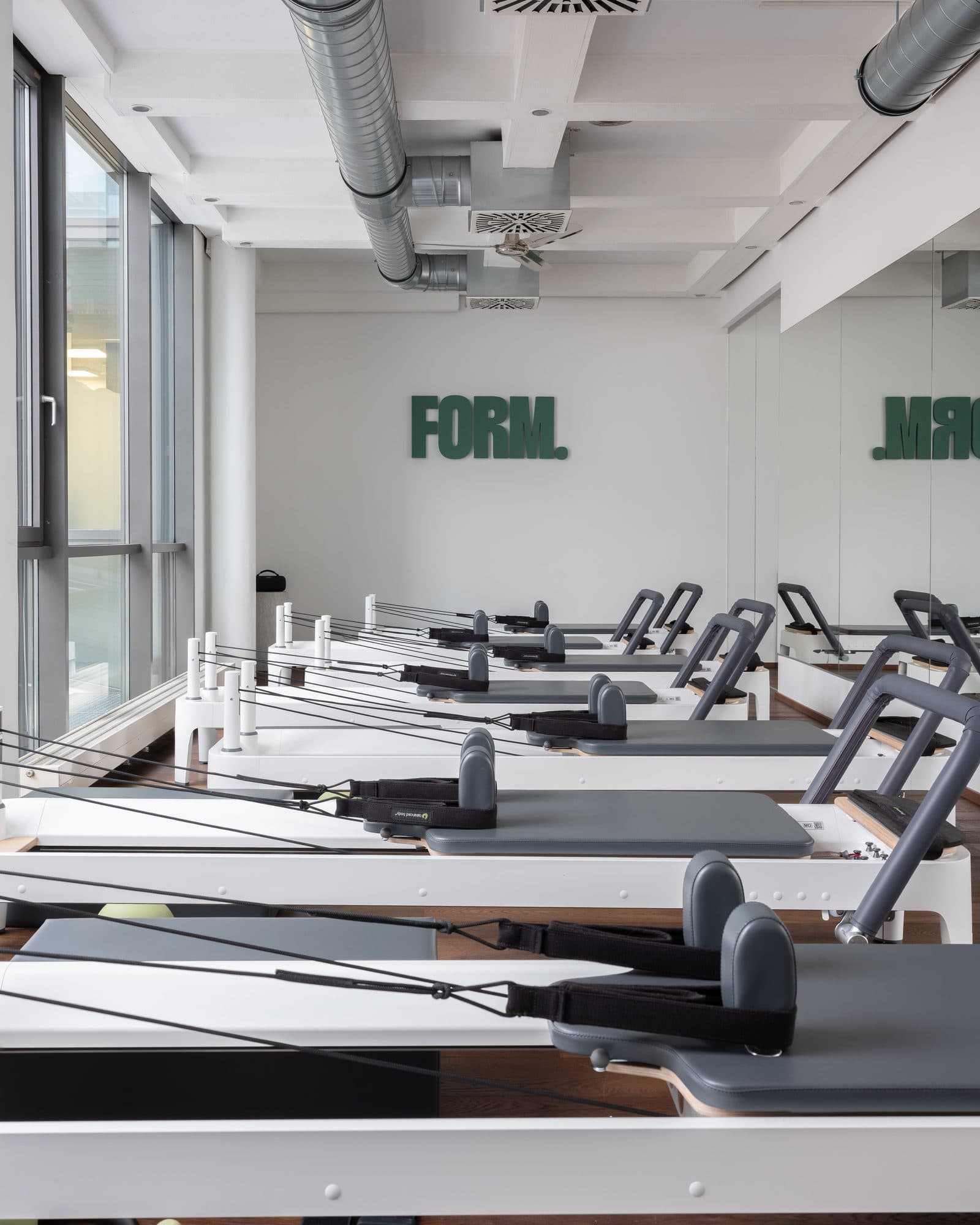 Reformer-Saal — acht Reformer, Westlicht, FORM. Signet