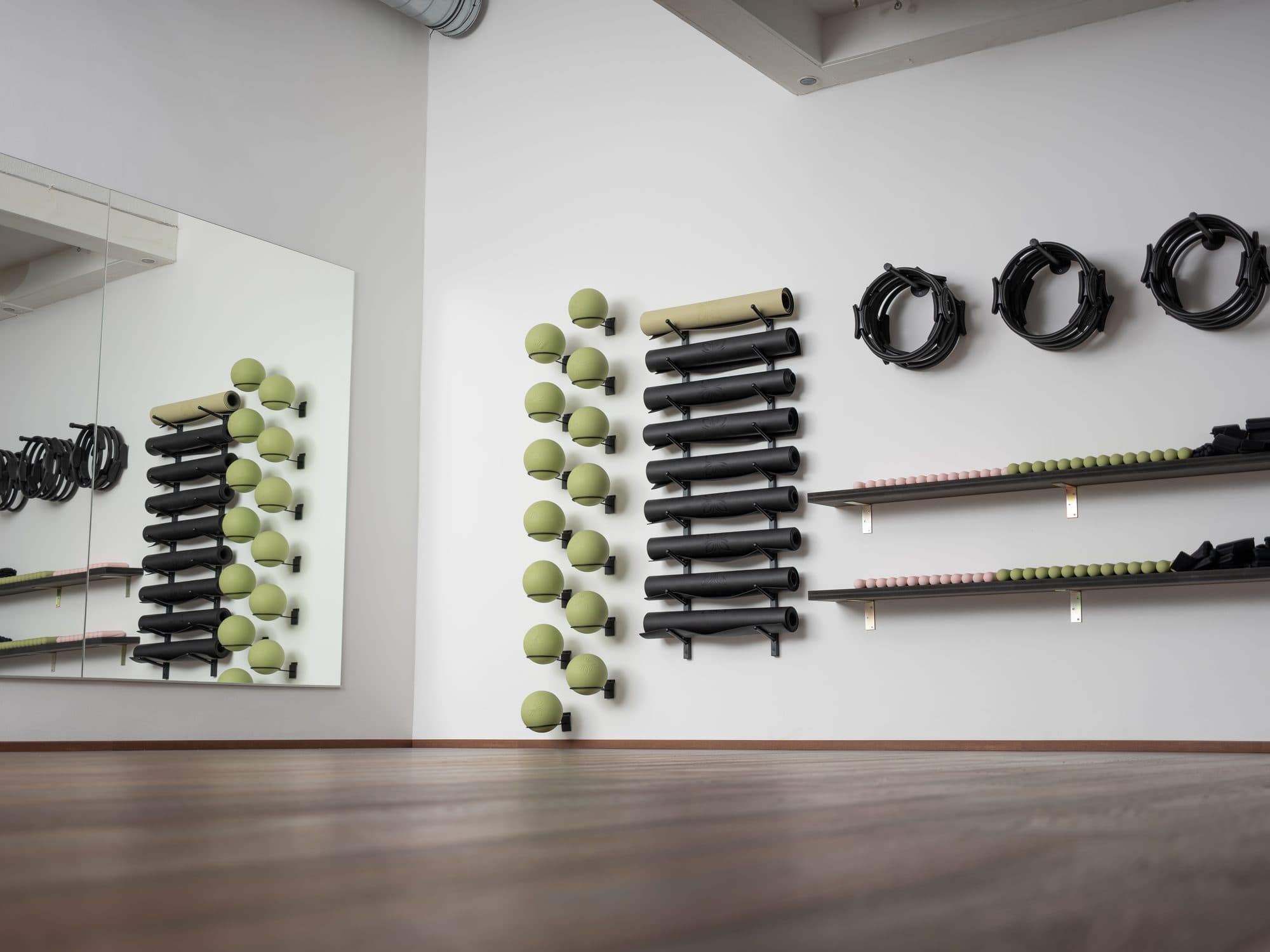 Ausstattungswand — Bälle, Rollen, Bänder, Magic Circles